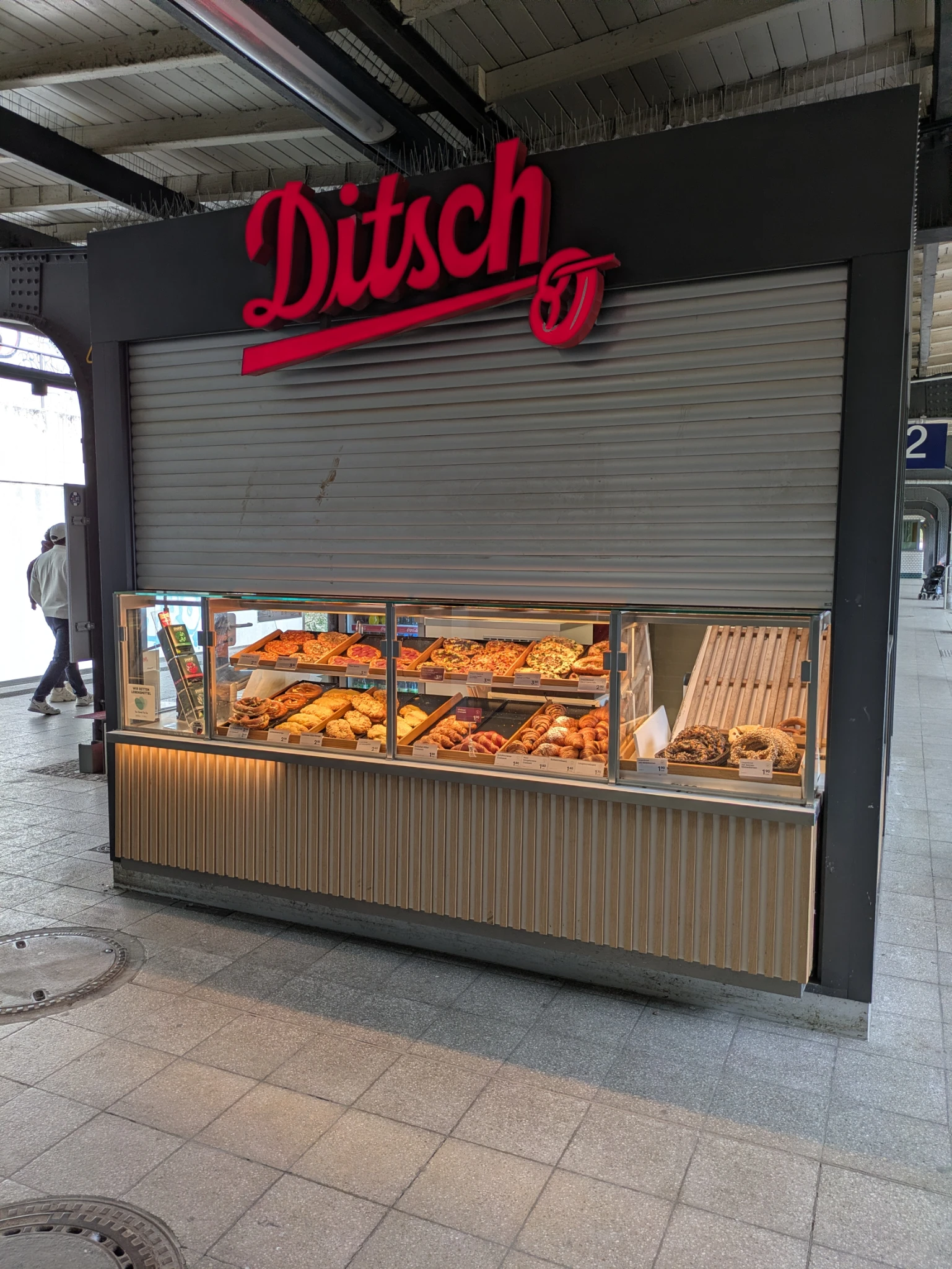 ein halb geöffneter bäcker aufm bahnsteig