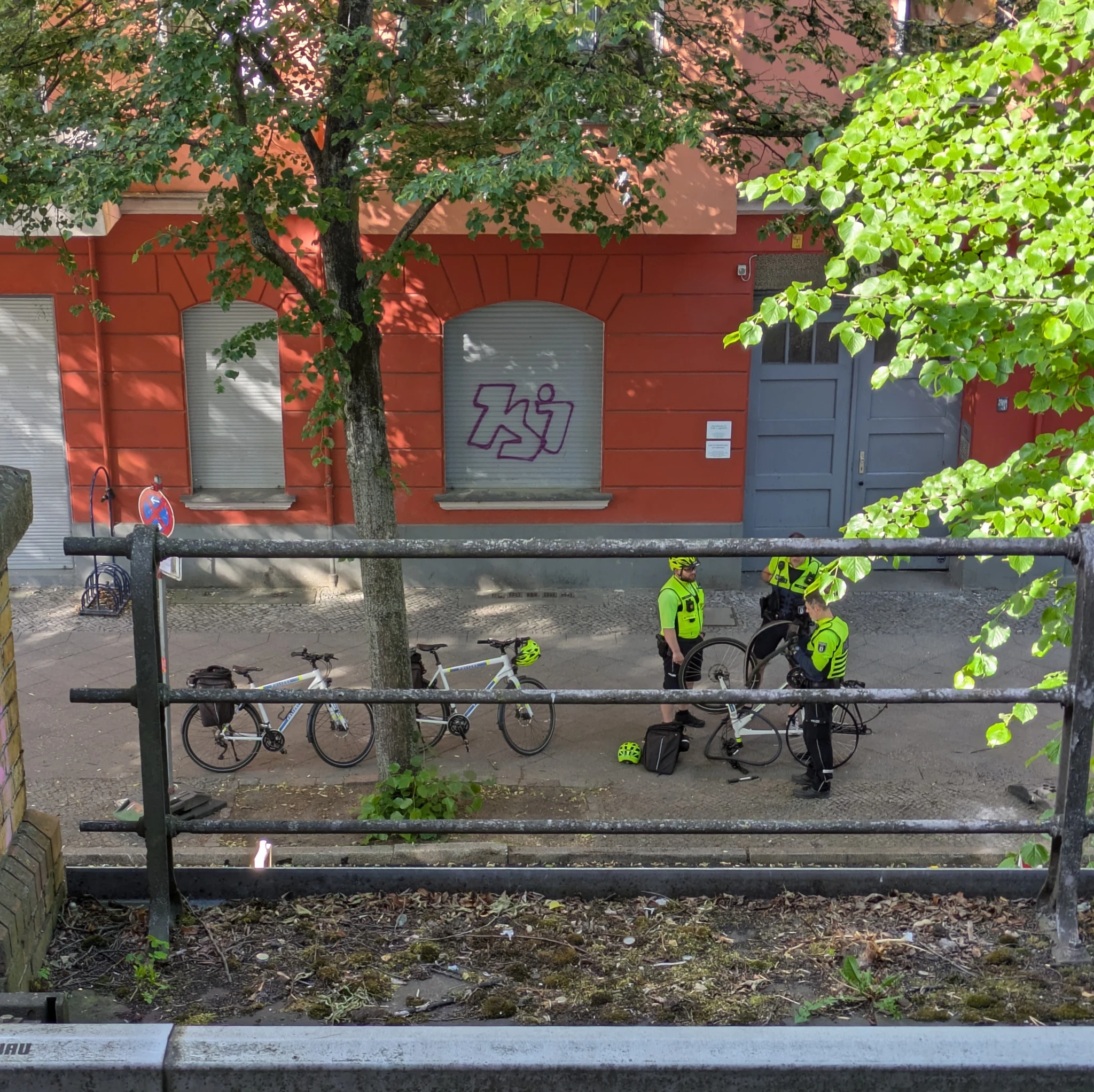 mehrere fahrradcops stehen auf dem fußweg und reparieren ein fahrrad
