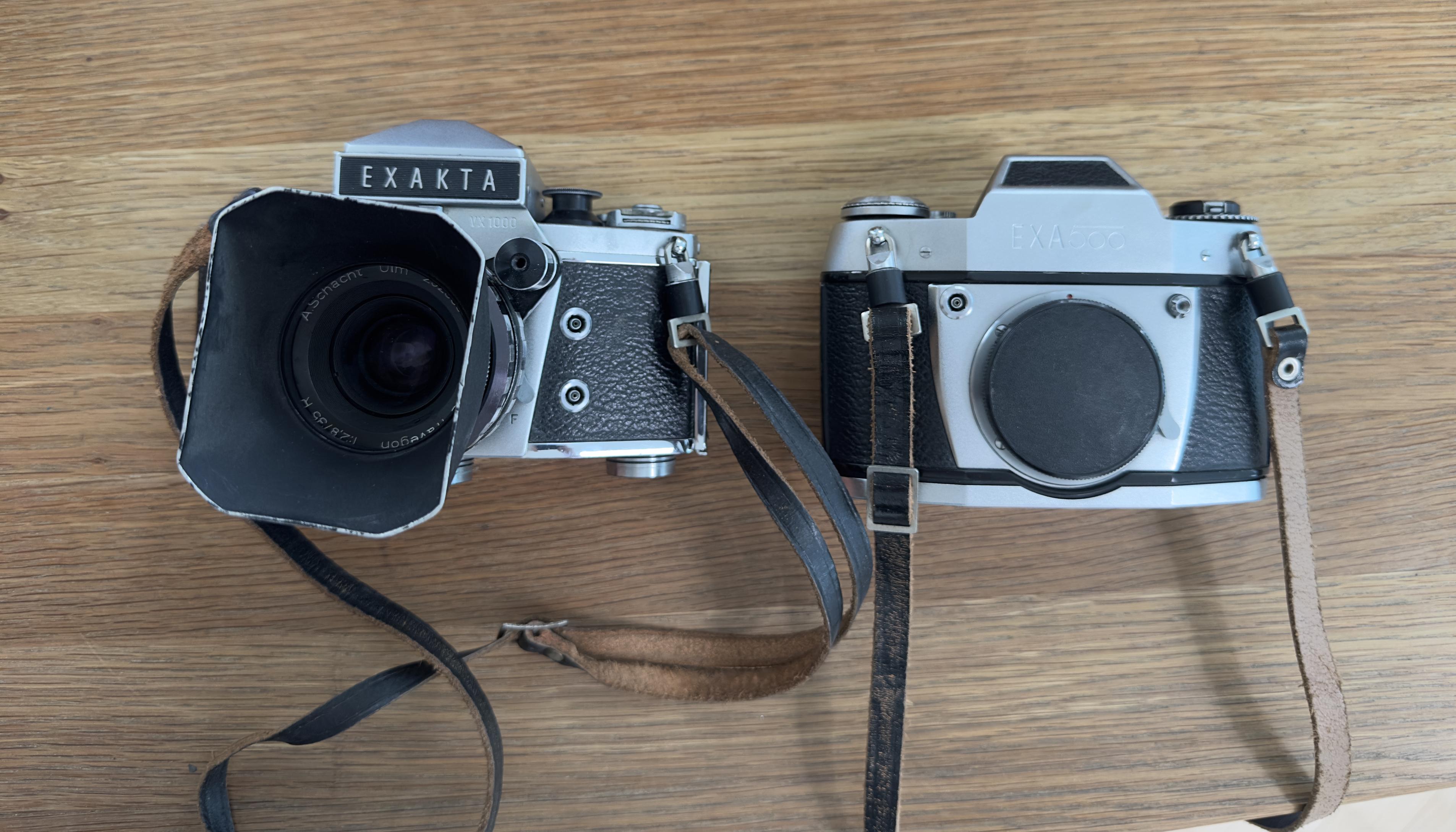 Zwei alte Kameras: Eine EXAKTA VX 1000 und eine Exa500