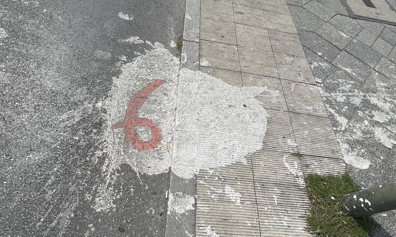 Gemalte 6 auf der Straße 