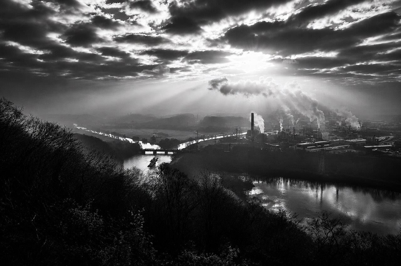 b/w:
An early-morning photo taken from the steep banks of the Ruhr on the southern outskirts of Dortmund. It shows the confluence of the Ruhr and Lenne rivers. #myphoto