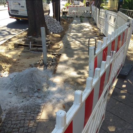 noch mehr poller in der dietzgenstraße
