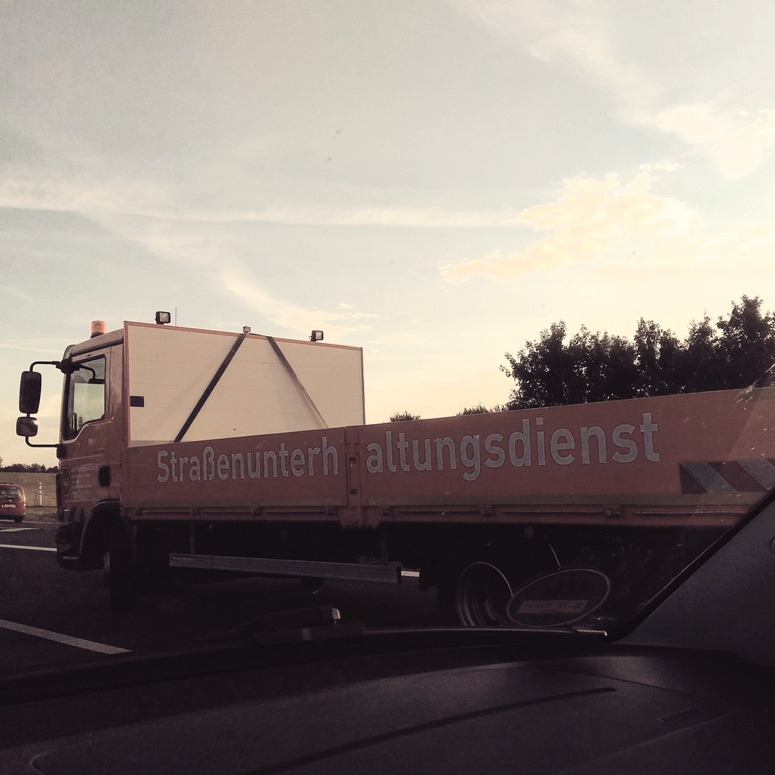 standardsituationen der humorkritik: straßenunterhaltungsdienst